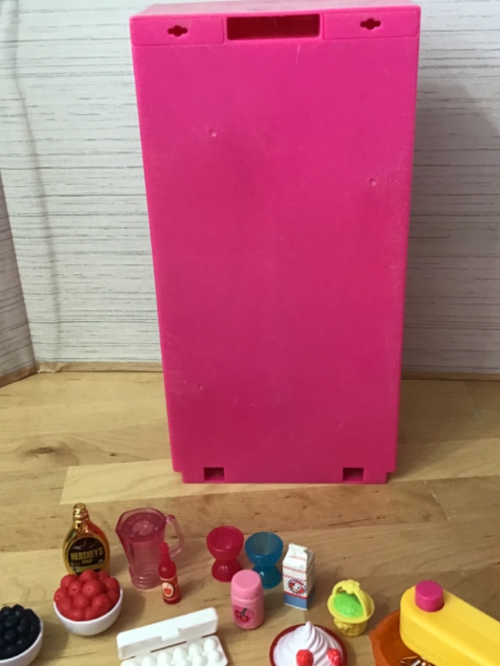 2010 Barbie Glam Fridge and Accessories - Picture 13 of 14